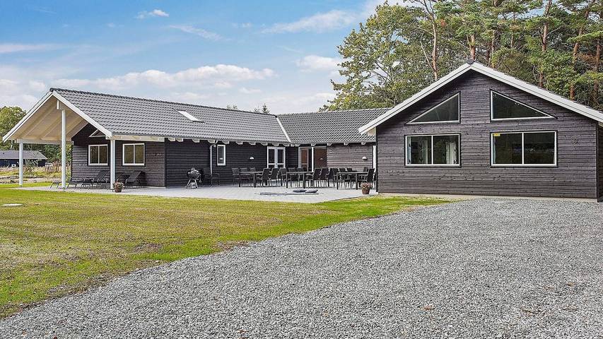 Ferieudlejning for 25 personer, med pool og terrasse såvel som sauna og jacuzzi, husdyr tilladt i Asserbo