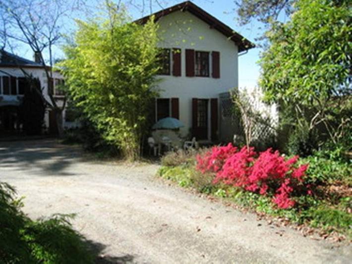 Gîte pour 5 personnes, avec vue ainsi que terrasse et jardin à Salies-de-Béarn