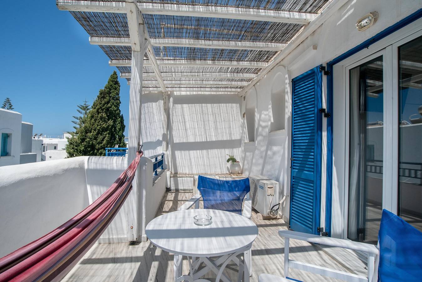 Ganzes Studio, Einzimmerapartment 'Livadia Seaside Studios 14' mit Gemeinschaftsterrasse, Wlan und Klimaanlage in Parikia, Paros