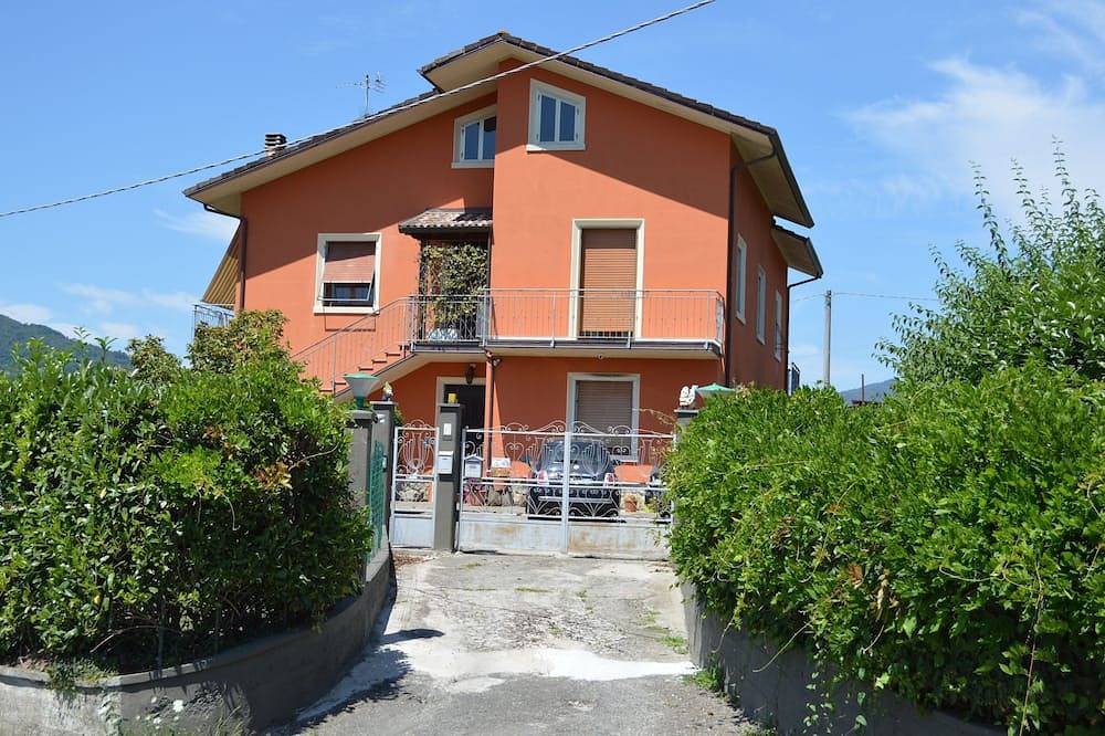 Ganze Wohnung, Apartment in Private Villa with large outdoor garden, swimming pool and parch in Licciana Nardi, Val di Magra