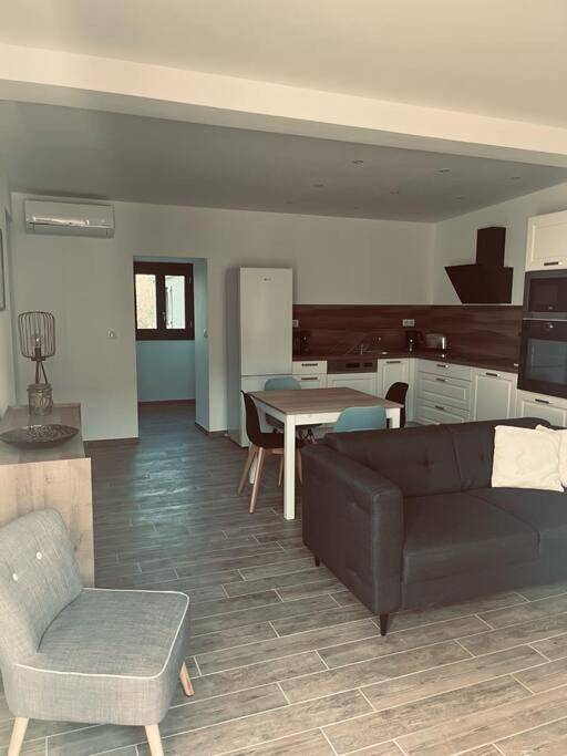 Gîte pour 4 personnes, avec terrasse et vue, animaux acceptés dans Plage de Tollare