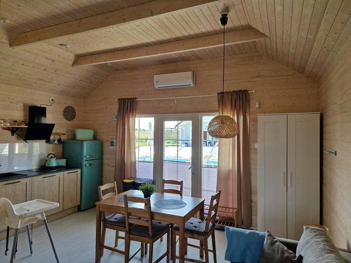Domek letniskowy dla 6 osób, z basen i jacuzzi oraz ogród i taras, zwierzęta dozwolone w Bobolin