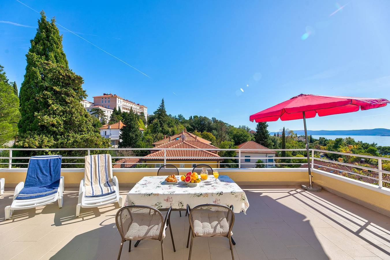 Ganze Wohnung, Einzigartiges Apartment nur 100 Meter zum Sandstrand mit grosser Dachterrasse, Meerblick, Waschmaschine in Crni molo, Crikvenica
