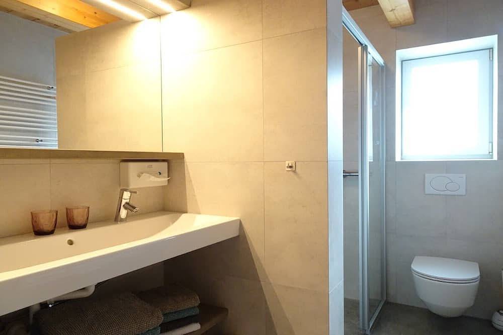 Ganze Wohnung, Feriendorf-Wallenburg / 6-person holiday apartment with balcony in Fieberbrunn, Bezirk Kitzbühel