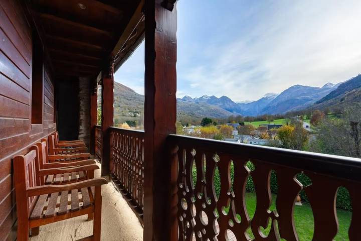 Gîte pour 14 personnes, avec Balcon et Terrasse ainsi que Jardin et Vue à Avajan