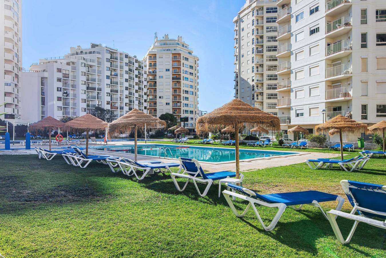 Hel lägenhet, Caprichoso Beachfront Apartment with Shared Pool, Balcony, and Air Conditioning in Armação de Pêra (costa), Armação de Pera