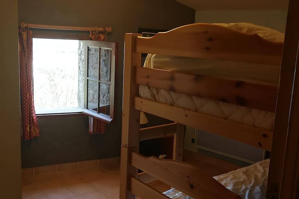 Small Provencal mas in local stone surrounded by nature. in Monieux, Parc naturel régional du Mont-Ventoux