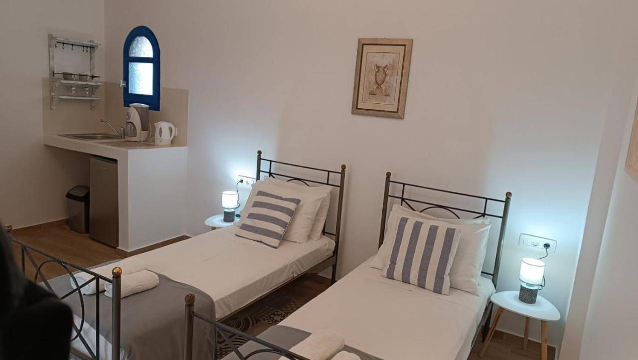 Blackbeach village in Plage d'Perivolos, Perissa