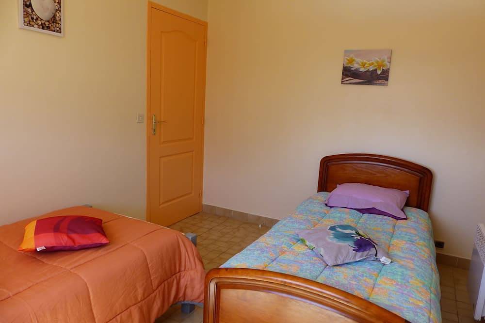 Villa comfortable not overlooked, calm close to the city in Uzès, Nimes region