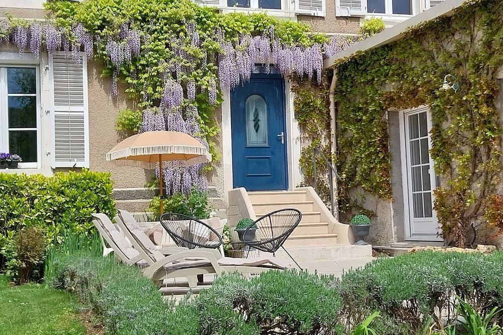 Charmantes Ferienhaus nahe Toul mit privatem Parkplatz und Terrasse in Blénod-lès-Toul, Toul