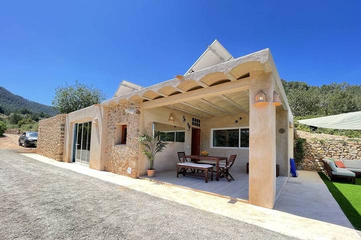 Holiday rental for 6 people, with terrace and garden in Cala Tarida