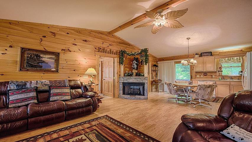 Log cabin for 4 people, with terrace and yard in Maggie Valley