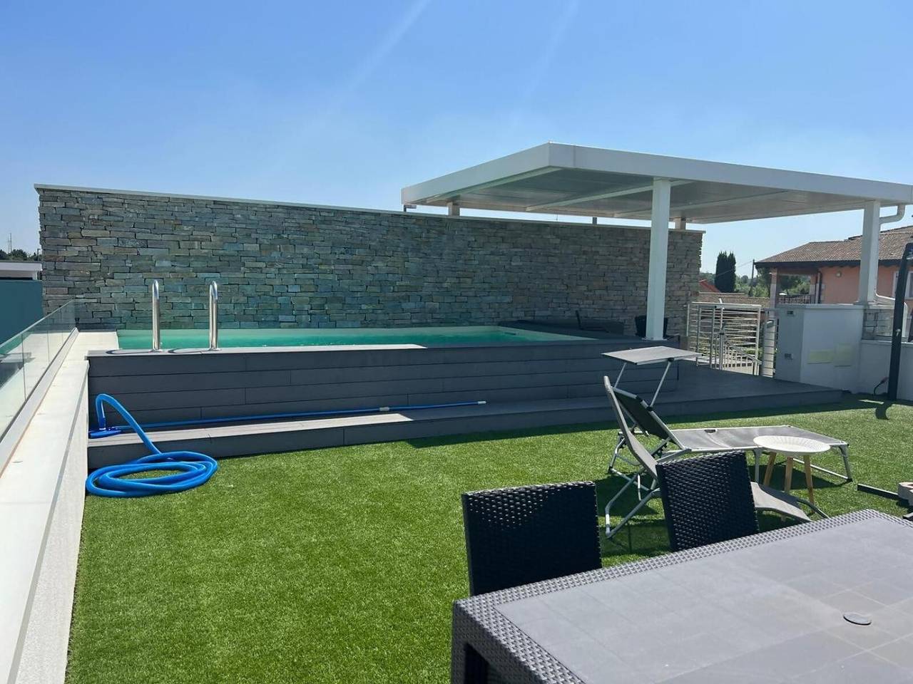 Appartement entier, Appartement « Peschiera Luxury House » avec piscine privée, Wi-Fi et climatisation in Peschiera del Garda, Montagnes autour du lac de Garde