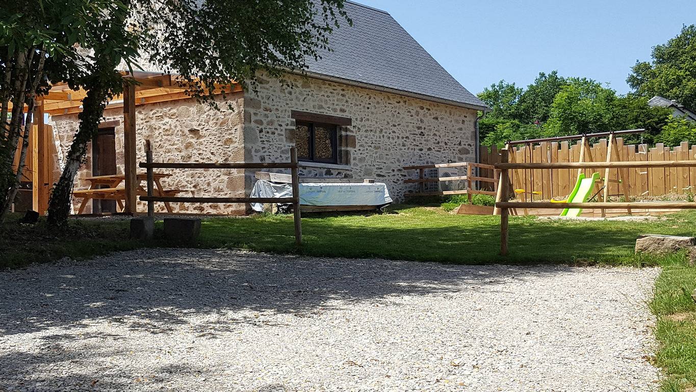 Gite La Bergerie avec terrasse couverte et piscine in Champagnac-la-Noaille, Région de Tulle