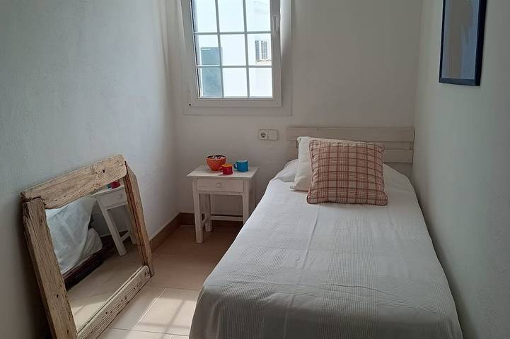 Fabulosa casa adosada de 170m2 en el centro de Fornells con piscina y jardín. in Fornells, Es Mercadal