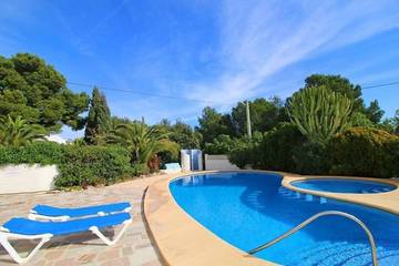 Villa für 4 Personen, mit Terrasse und Pool sowie Garten in Calpe