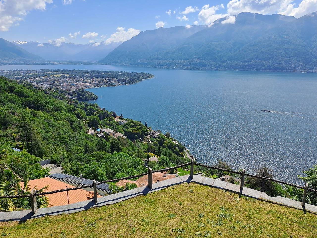 Charmantes Einfamilienhaus an phantastischer Hanglage mit herrlicher Sicht auf See und Bergen. in Ronco sopra Ascona, Tessiner Alpen