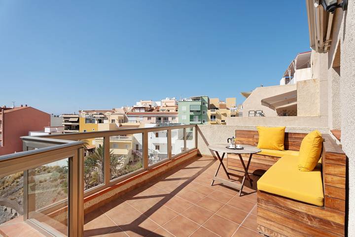 Apartamento entero, Apartamento de vacaciones 'Ático Bellavista Alcalá' con terraza privada y Wi-Fi in Alcalá, Guía de Isora