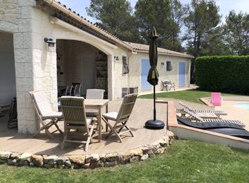 Location de vacances pour 8 personnes, avec terrasse ainsi que piscine et jardin à Bagnols-en-Forêt