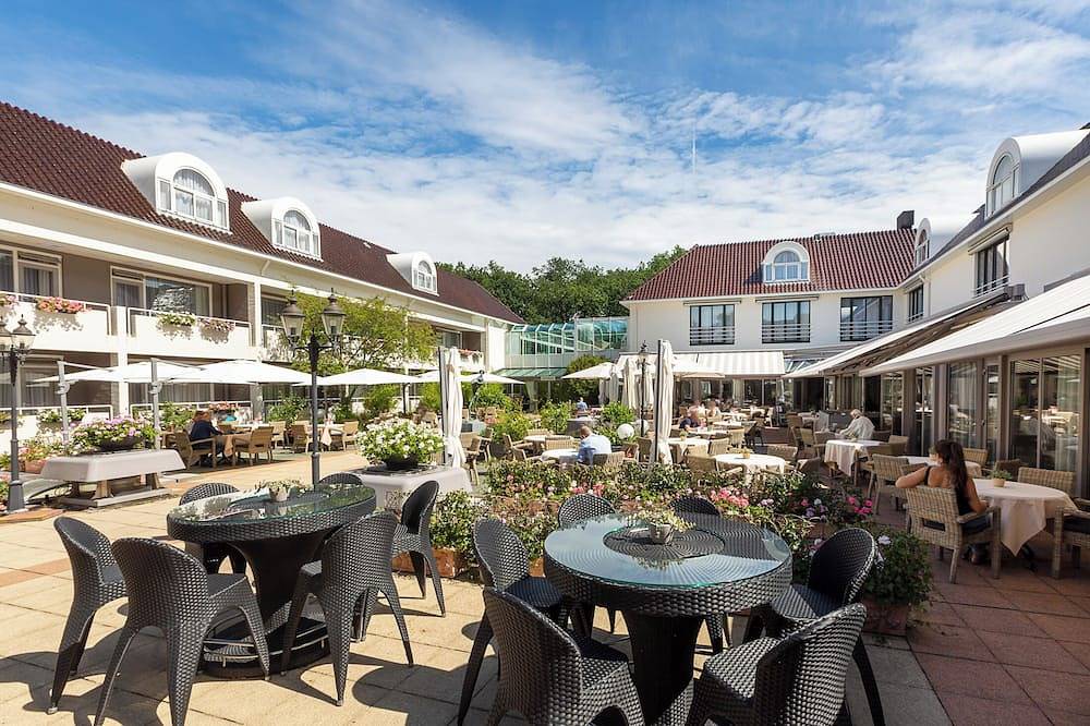 Relaxing Stay with On-site Restaurant, Pool, Free Parking, & Peaceful Atmosphere in Zeist, Bestuur Regio Utrecht