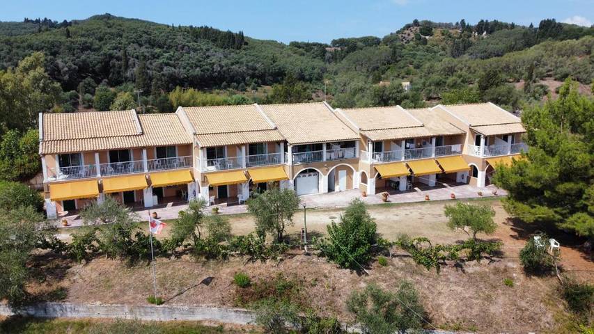 Apartahotel para 4 personas, con piscina además de vistas y jardín, Se admiten mascotas en Corfú
