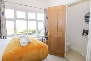 Holiday Home for 14 People in Aberdovey, Cardigan Bay, Photo 2