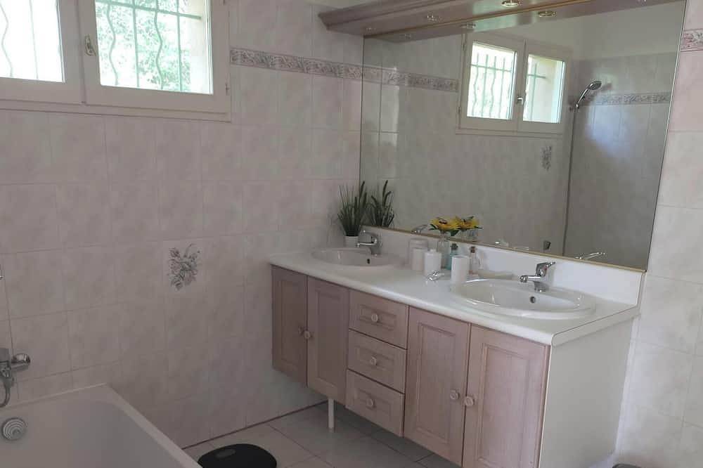 Appartement entier, Studio au pied du Luberon au calme avec les oiseaux et les écureuils in Pertuis, Parc naturel régional du Luberon