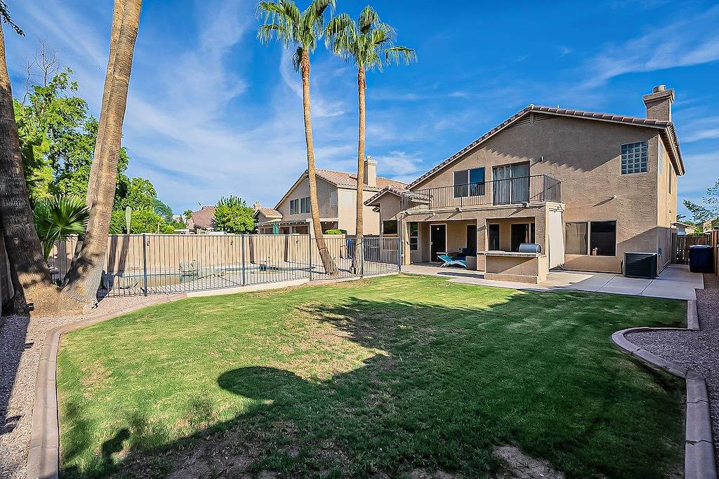 Moore House ~ Downtown Gilbert w/ Pool & Yard Games in Gilbert, Maricopa County