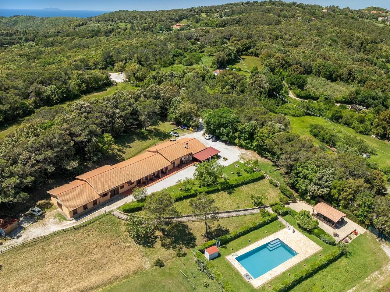 Appartamento intero, Appartamento 'Erba Di Campo - Viola' con piscina condivisa, terrazza privata e Wi-Fi in Livorno, Costa degli Etruschi