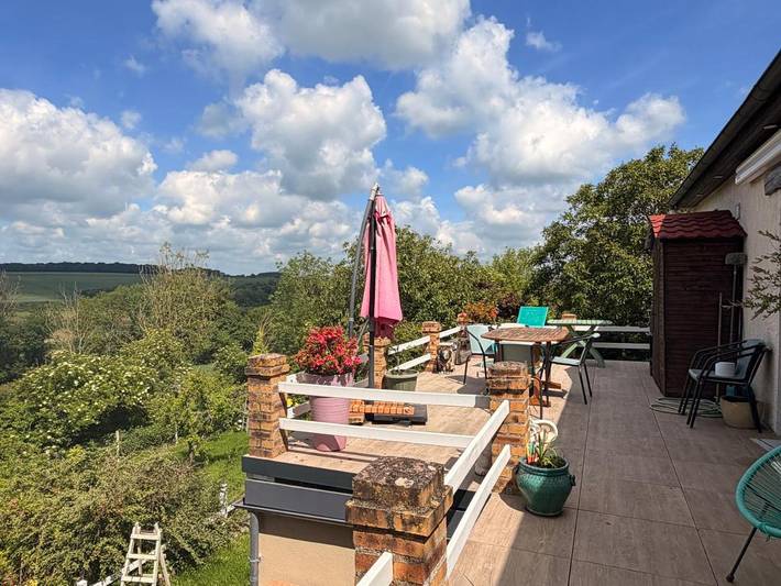 Location de vacances pour 6 personnes, avec jardin ainsi que piscine et vue à Airion
