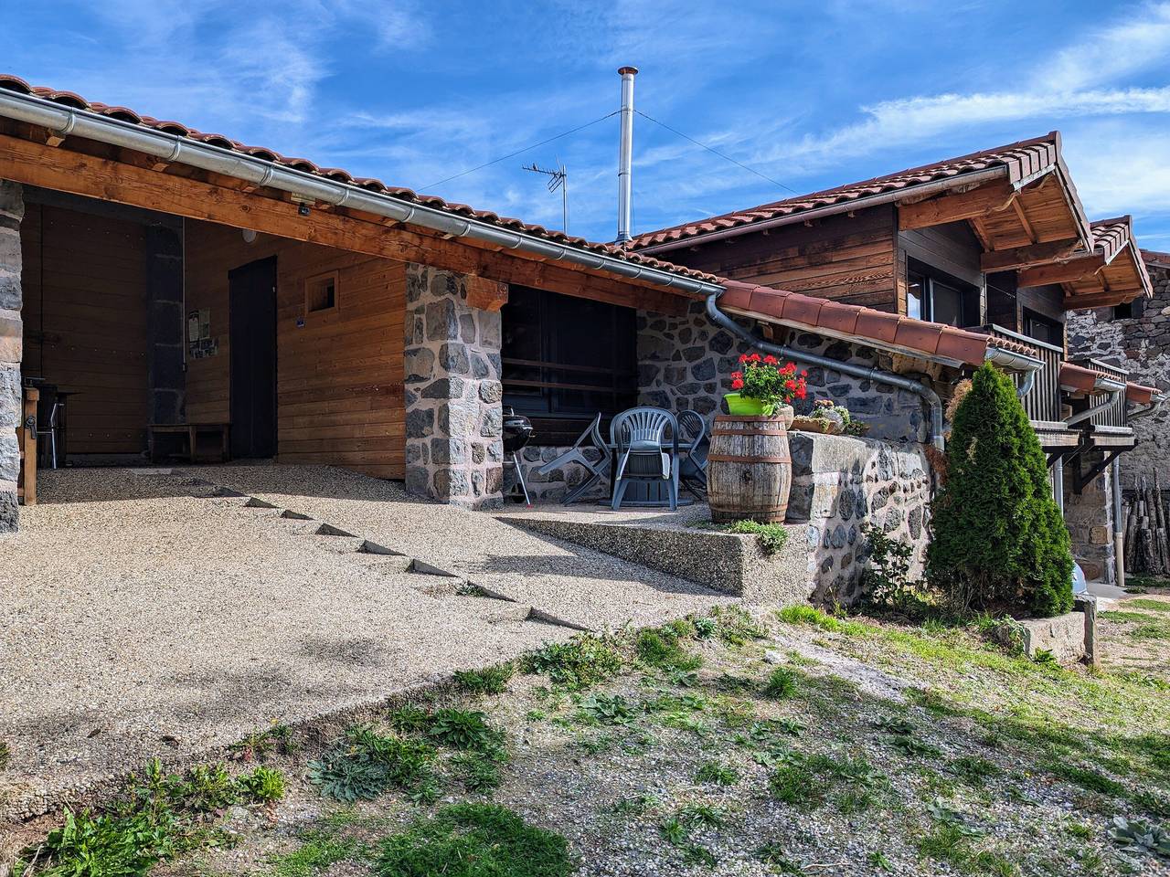 Gîte confortable près de la Cascade de la Beaume avec terrasses et parking privatif in Solignac-sur-Loire, Haute-Loire