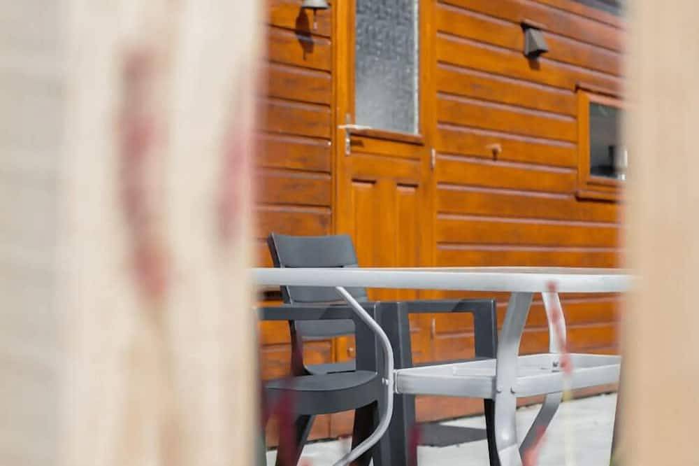 Gezellig Tiny Lodge (48 m²) voor 2-3 personen met tuin en terras. Ontspannen in de woonkamer met een film, spelletjes of een goed boek op de bank. Perfect voor een knusse vakantie! in Harderwijk, Veluwe