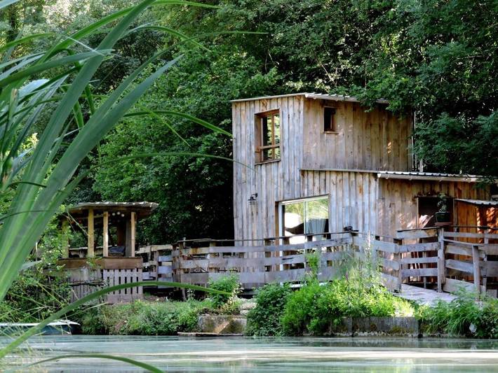 Chalet pour 2 personnes, avec piscine et jardin ainsi que vue sur le lac et vue, animaux acceptés
