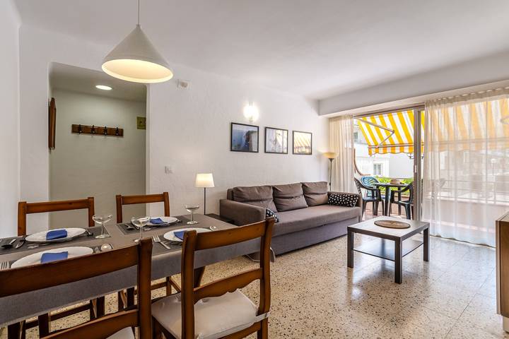 Apartamento entero, Apartamento 'Omega 7' con piscina compartida, jardín compartido y aire acondicionado in L' Estartit, Estartit