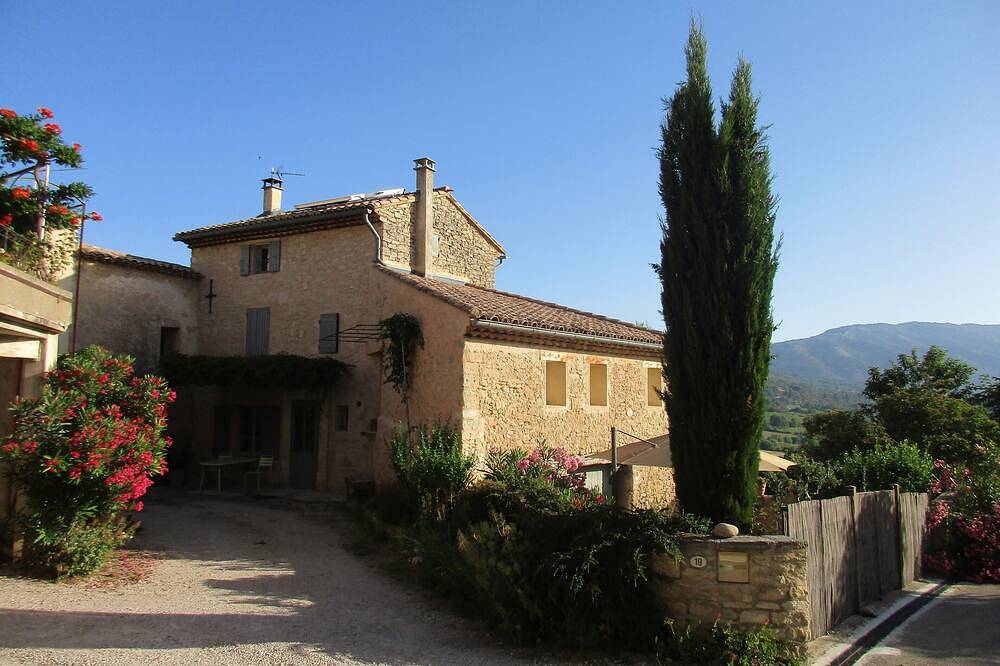 Charming village house near Bédoin, at the foot of Mont Ventoux in Crillon-le-Brave, Parc naturel régional du Mont-Ventoux