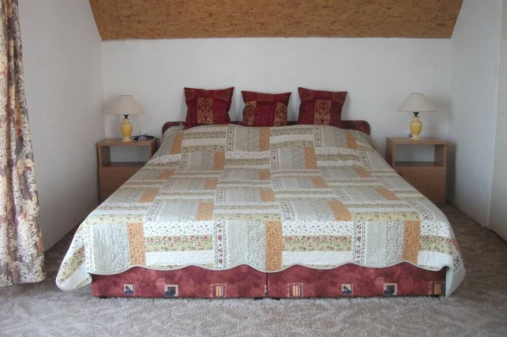 Mit Terrassen, Balkonen sowie Parkplatz in Dombowa, Komitat Tolnau