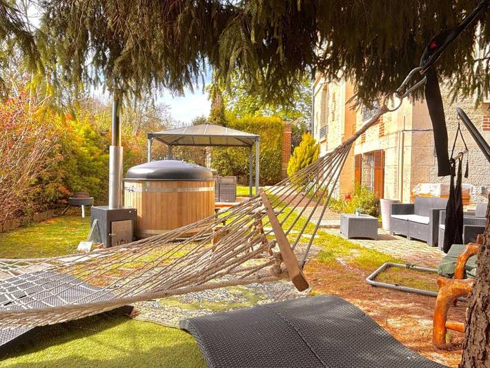 Hôtel pour 3 personnes, avec Jacuzzi et Terrasse ainsi que Jardin et Sauna à Bréviandes