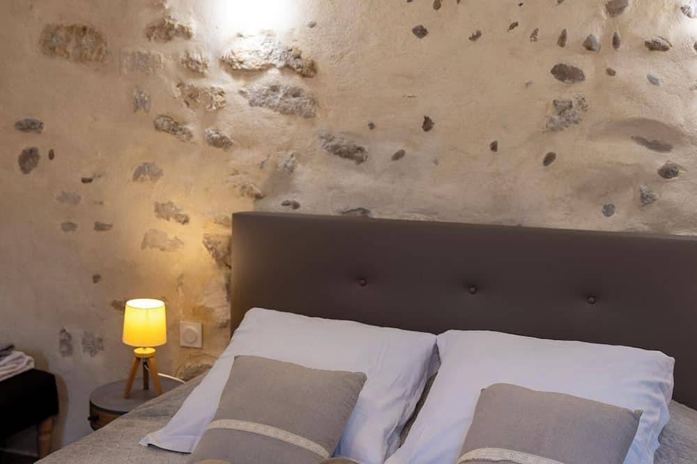 Entire apartment, Charming modern apartment in a quiet Provencal house in Eyragues Alpilles in Eyragues, Arles region