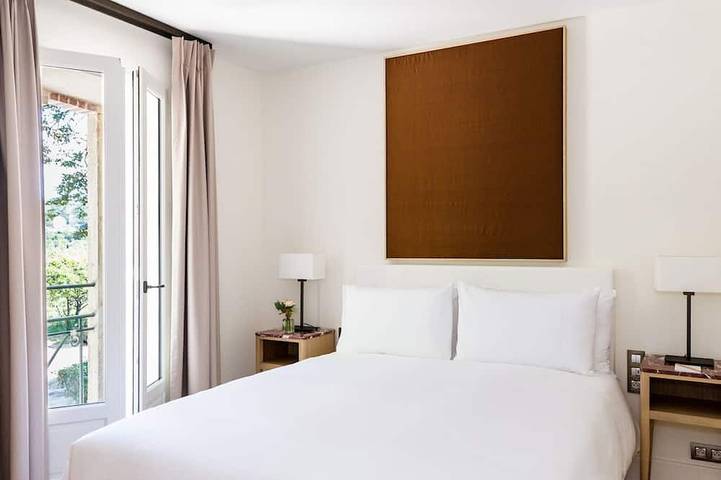 Location de vacances pour 3 personnes, avec terrasse ainsi que jardin et piscine à Sabran - 2