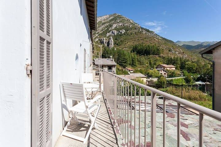 Entire holiday apartment, Sunny 1-Bed apartment in lovely mountain village in La Brigue, Nice region