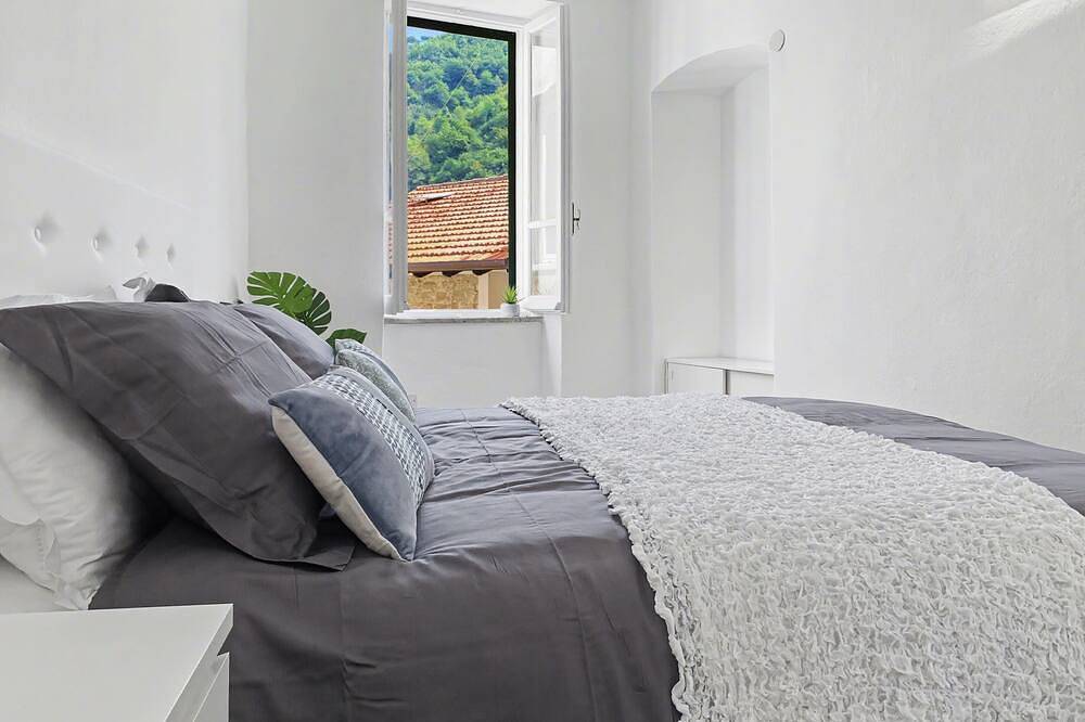 Appartamento intero, Vista mozzafiato sul Castello e sul Ponte Romano, 4 Letti, 4 Bagni, Ac, Wifi Gratuito in Dolceacqua, Alpi Liguri