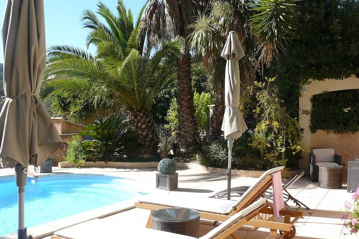 Location de vacances pour 4 personnes, avec Terrasse ainsi que Jardin et Piscine à Ceyreste