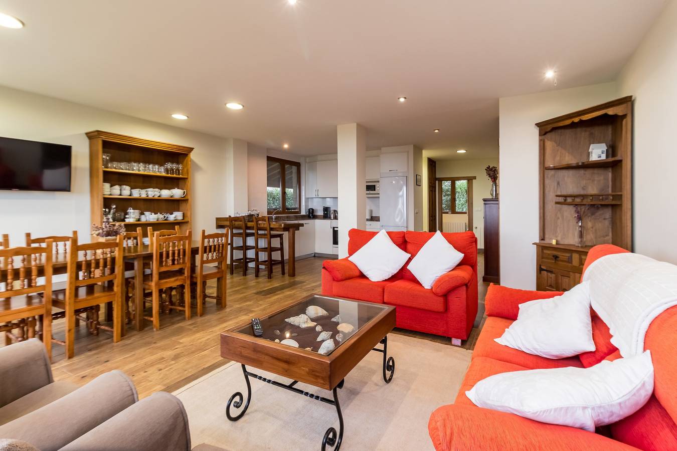 Casa Rural El Castro: alojamiento para 8 personas con vistas al mar y al jardín in La Revilla, San Vicente de la Barquera