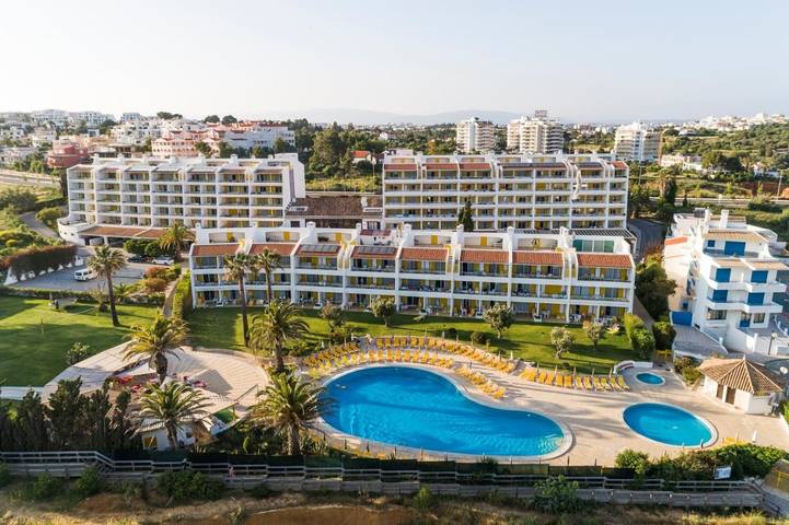 Aparthotel para 4 pessoas, com Varanda e Terraço e ainda Jardim and Piscina em Portimão