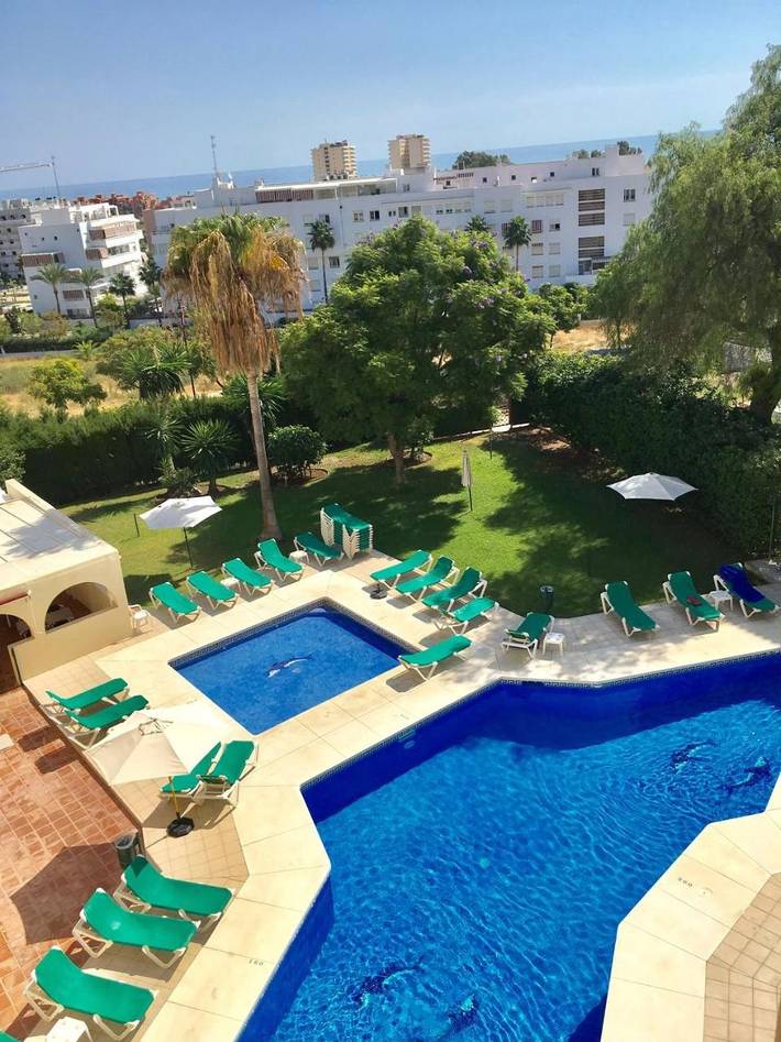 Apartahotel para 4 personas, con piscina y terraza además de jardín y piscina para niños en Costa del Sol