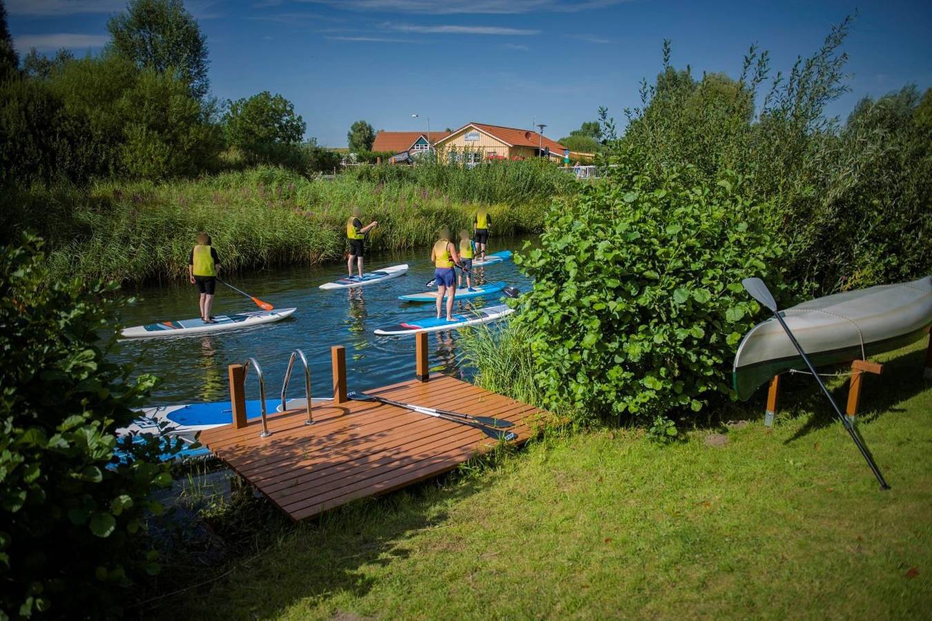Gemütlich eingerichtetes Ferienhaus im Ferienpark Seeland mit Wasserzugang in Otterndorf, Cuxland