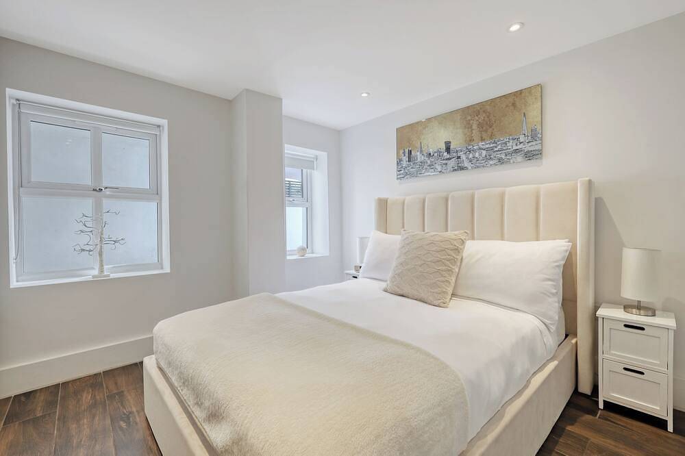 Ganze Wohnung, Writer’s Corner | Luxury 1-Bed with Private Terrace & Parking in Redbridge, London