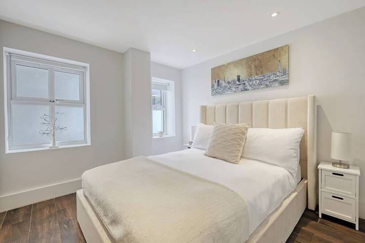 Ganze Wohnung, Writer’s Corner | Luxury 1-Bed with Private Terrace & Parking in Redbridge, London