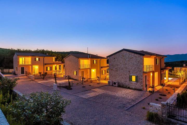 Villa pour 8 personnes, avec jardin ainsi que piscine et sauna, animaux acceptés à Vrbnik - 3