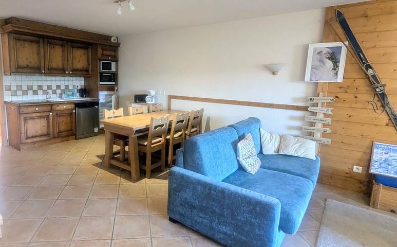 Appartement entier, Appartement 'Morrillon 1100 Skis aux Pieds' avec vue sur les montagnes, balcon et Wi-Fi. in Station de Morillon, Grand Massif